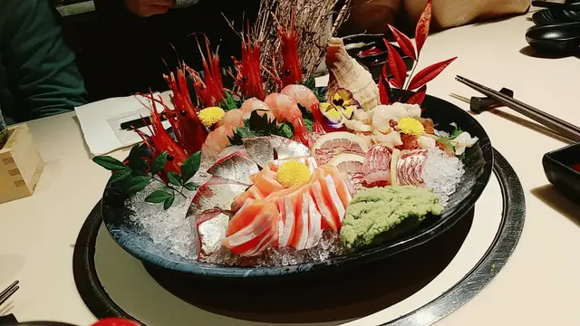 五品刺身 (響螺, 三文魚腩, 牡丹蝦, 深海池魚, 銀線魚)