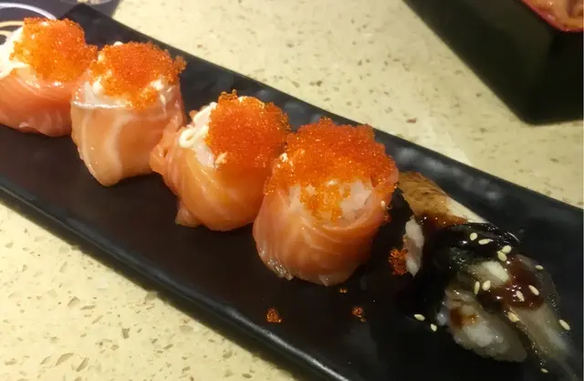 三文魚厚身肥美,蟹子份量足!