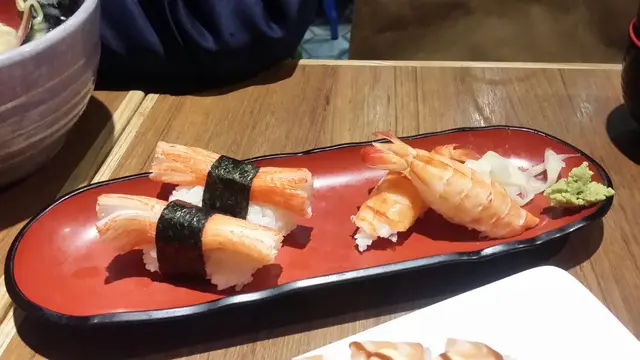 熟虎蝦同蟹柳壽司正正常常 沒有驚喜 不過還有很多款刺身和壽司 
