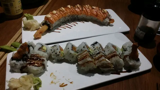 金龍卷上有炸蝦和三文魚配搭都不錯  另外這裡的卷物全部都是一整條 而且切開小小件的方便吃