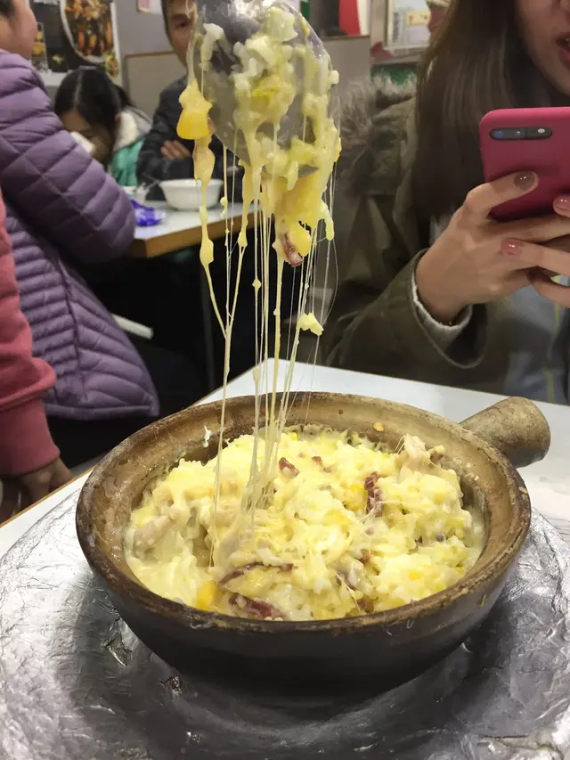 邪惡芝士雞肉煲仔飯加窩蛋
