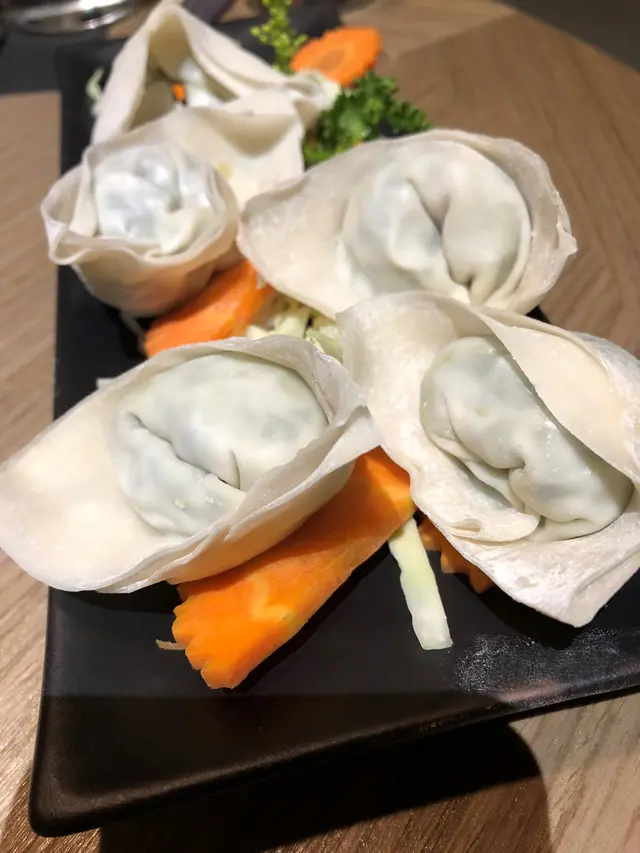 餃子饀料極豐富，飽肚感十足。