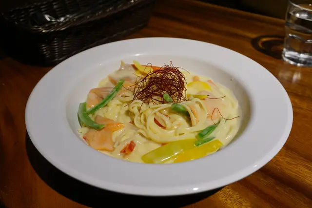 蟹籽煙三文魚意粉