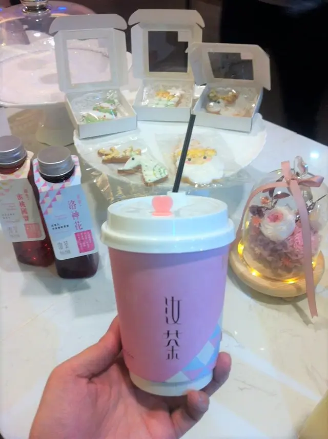 (前)白雪圓肉枸杞茶, (左後)蜜桃國寶茶,洛神花茶