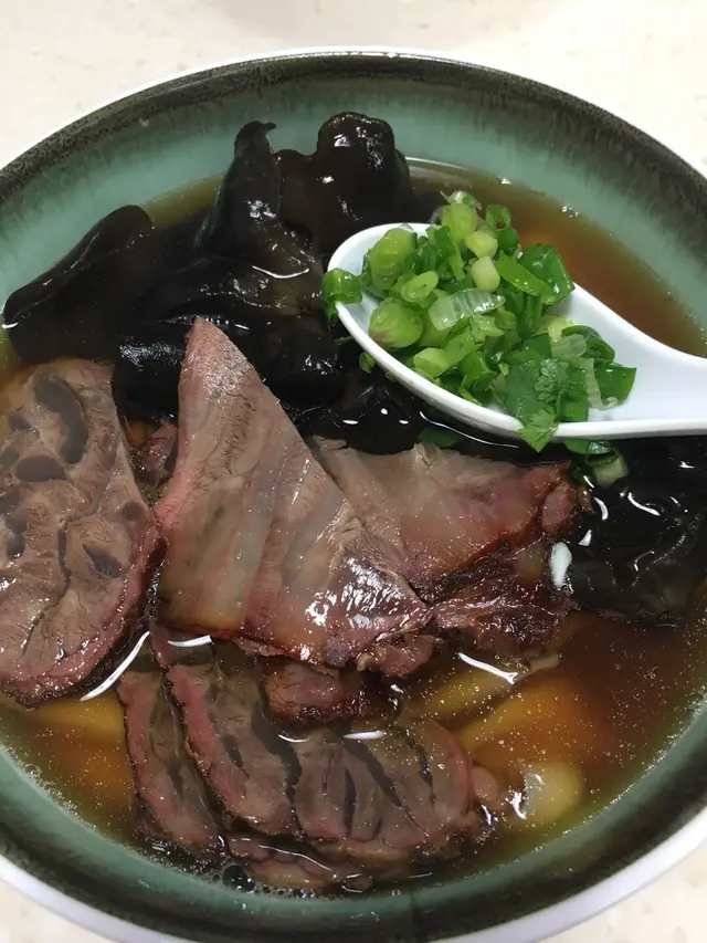 雲耳溫泉蛋牛肉刀削麵