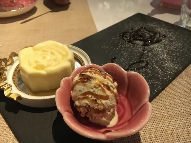 Rose cake with ice cream