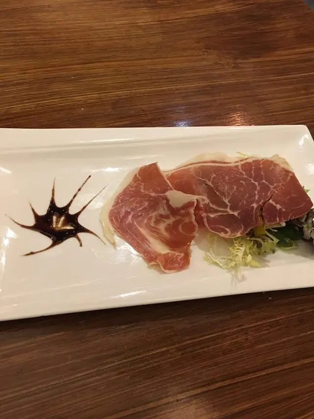 蜜瓜西班牙火腿配黑醋汁沙律