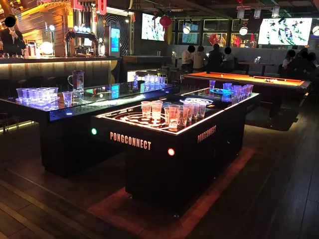 有 slap cup 同裝咗 BP connect 嘅 beer pong 玩