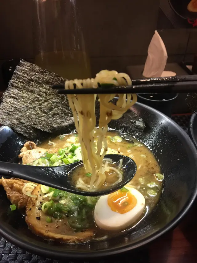 配上魚油的拉麵