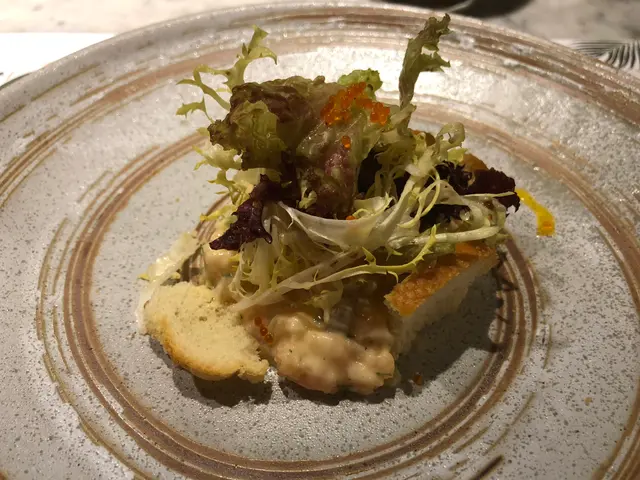 三文魚他他配香草乳酪汁