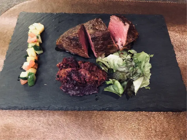 松棵黑毛豬柳。伴菜的紫薯泥超出色，真的想問是否可以 side order 😊