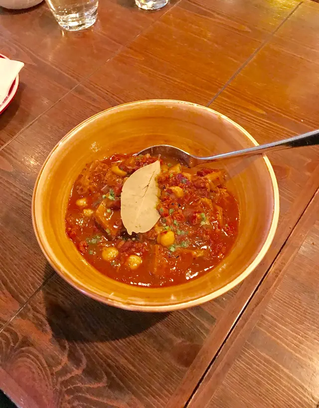 傳統西班牙辣肉腸醬汁鷹咀豆燴牛肚