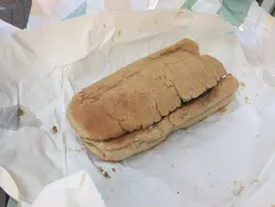 店员用两层包装纸包著，打开仍很完整，热度刚好。