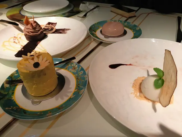 大碟为跟餐甜品,小碟另点的窃以为好食过跟餐甜品。