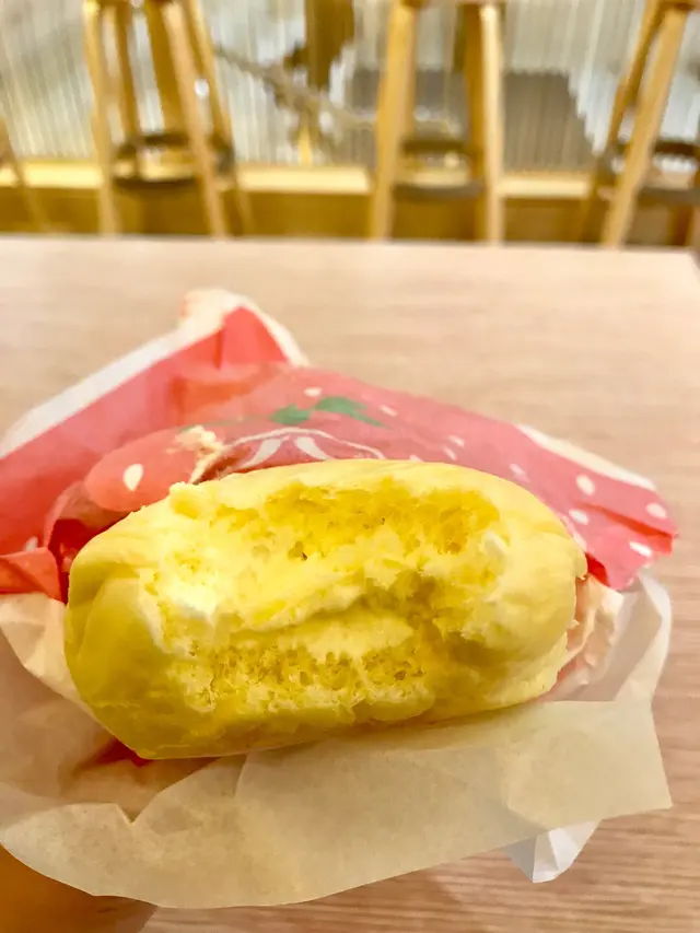 士多啤梨忌廉包