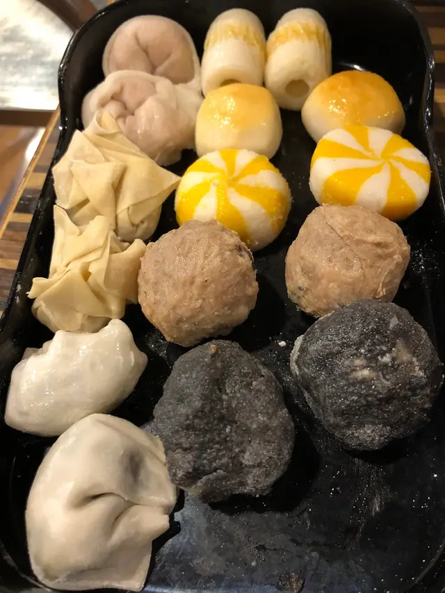 有各種餃和丸類如鮮蝦雲吞、韮菜餃、魚皮餃;
墨汁墨魚丸、海膽丸、芝士丸、芝心獅子狗等
