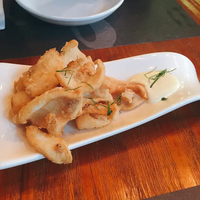 脆香魷魚配蒜香蛋黃醬