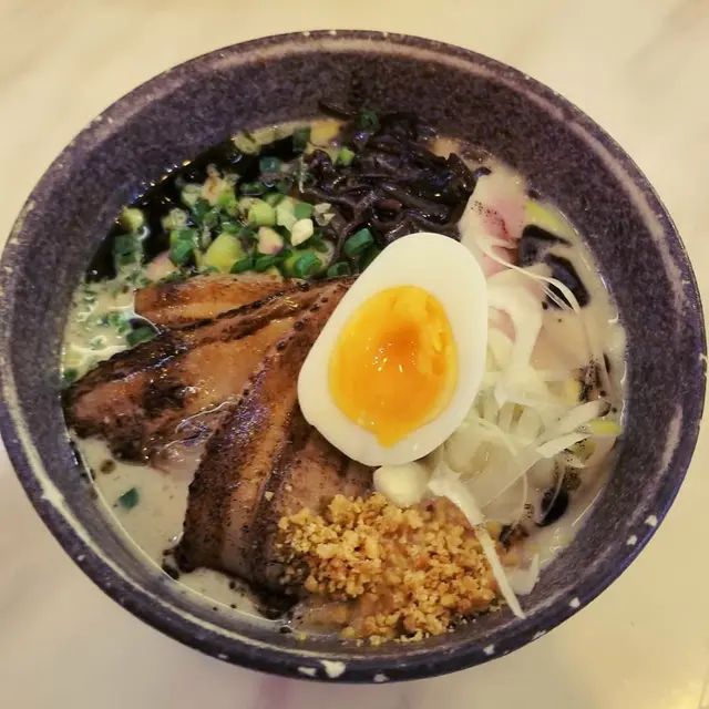 黑蒜炙燒極濃黑豚肉拉麵