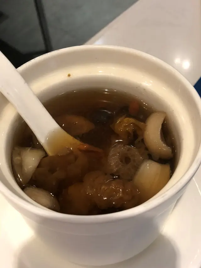 茶樹菇竹笙黃耳百合燉湯