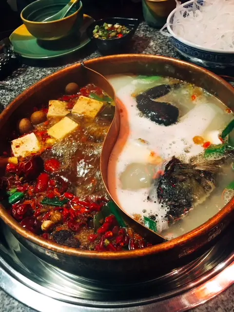 麻辣鍋拼寧神養心鍋