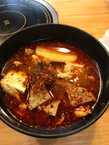 六𩠌麻辣汤大辣加辣粉！