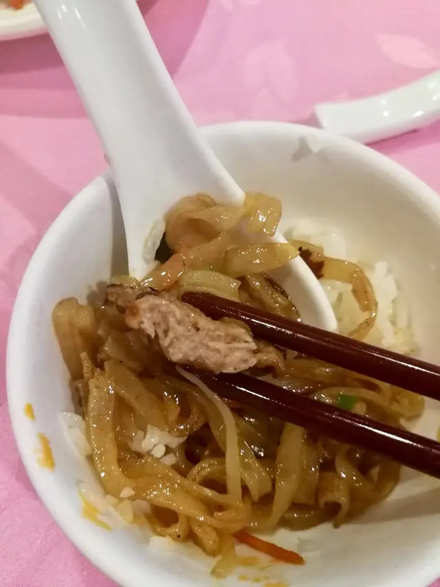 再認真望下乾炒牛河d“肉”,真係做得好有心思。