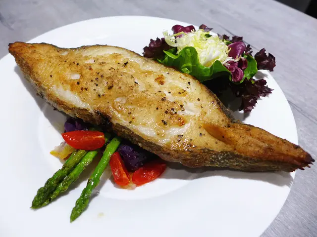 香煎比目魚配柚子汁及椰汁紫蕃薯茸