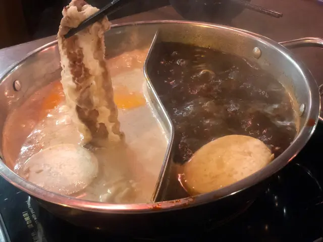 左: 牛奶 右:香辣