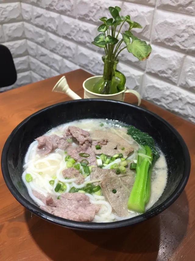 金牌豬潤/鮮滑牛肉/米線