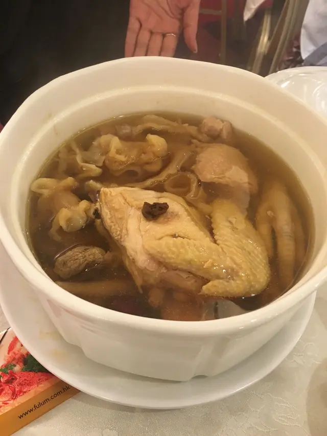 姬松茸花膠燉響螺湯