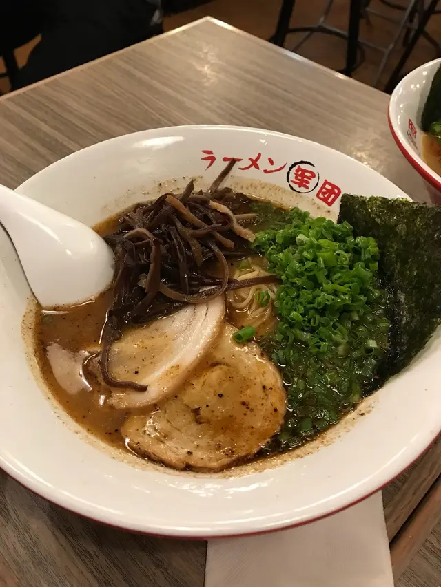 黑蒜油豚骨湯拉麵