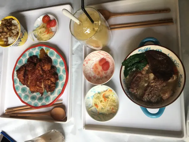 養生清燉牛肉麵、脆皮雞腿飯