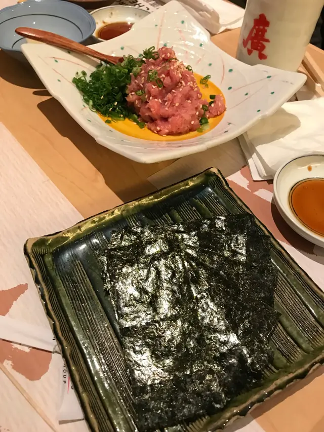 一個字-抵 俾左勁多我地,呢張相差不多食左一半先影,個個餓鬼咁,紫菜好脆,腩蓉好味,原本想encore,但我諗叫多三個都食得晒…所以食其他野