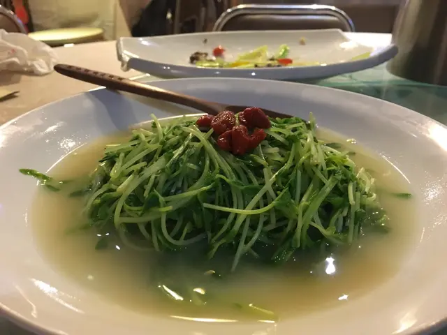 魚湯浸碧綠溫室菜苗