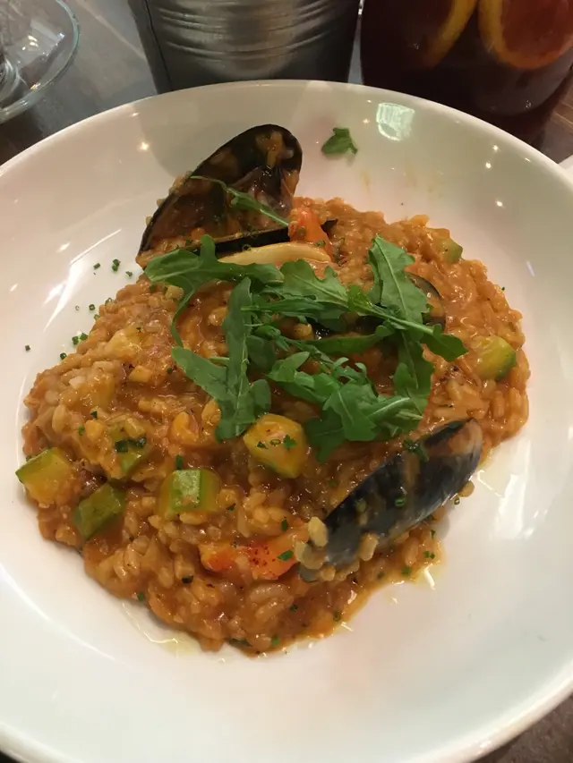 鮮虎蝦肉，魷魚及藍青口燴意大利飯配龍蝦蕃茄醬