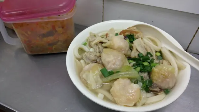 雲吞油渣麵