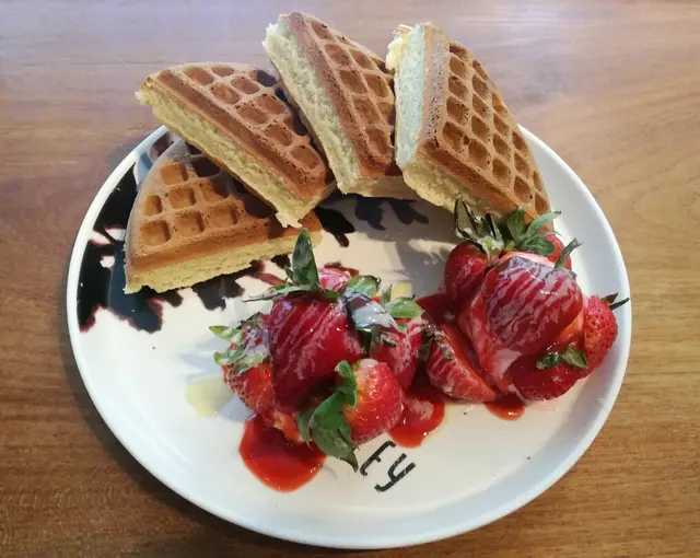 招牌甜品鬆餅甜度適中,外脆內不夠鬆軟,中間有粉漿沈澱的情況。勝在有兩大球草莓雪糕和超多草莓! 抵吃👍