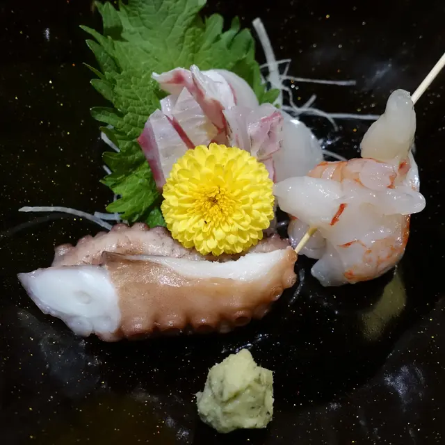 真鯛魚腩、八爪魚，牡丹蝦蟹膏刺身