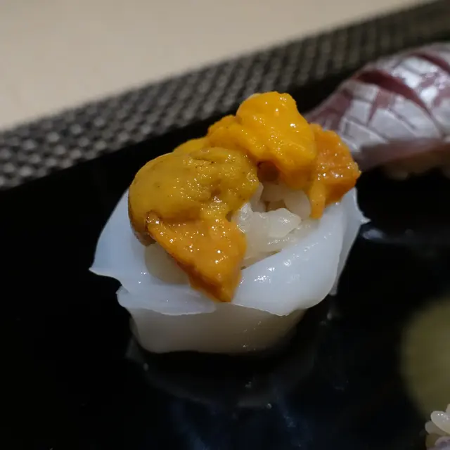 墨魚海膽壽司