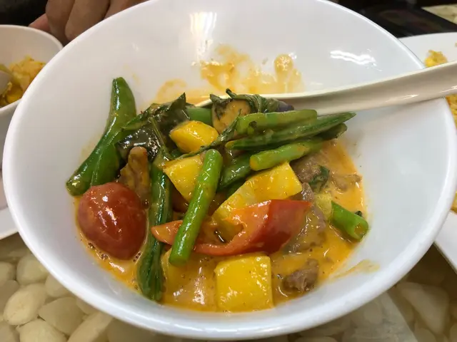 紅咖哩有得揀配🐷🐮🐔，咖哩唔係好辣而且好香，d汁送飯一流，牛肉唔韌煮得岩岩好