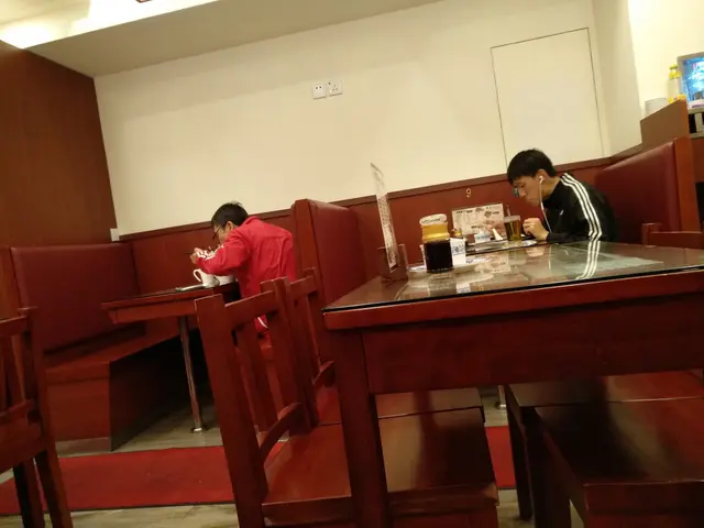 以紅色的木質桌椅，有一份另類的傳統茶餐廳感覺。