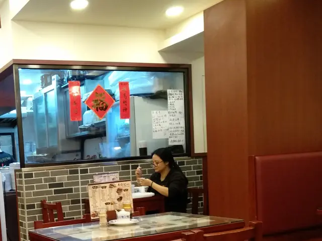 店員閒時自動自覺地包雲吞。