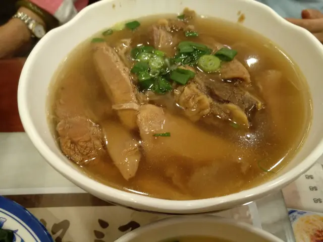 五香牛腩麵：牛腩和牛筋呈五五比，清湯夠甜