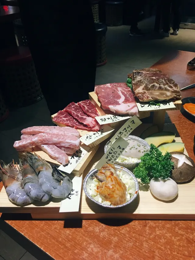 意想不到是以木架層層堆疊的海鮮肉類拼盤🦐🥩🍖Entirely Instagram-able喔!!