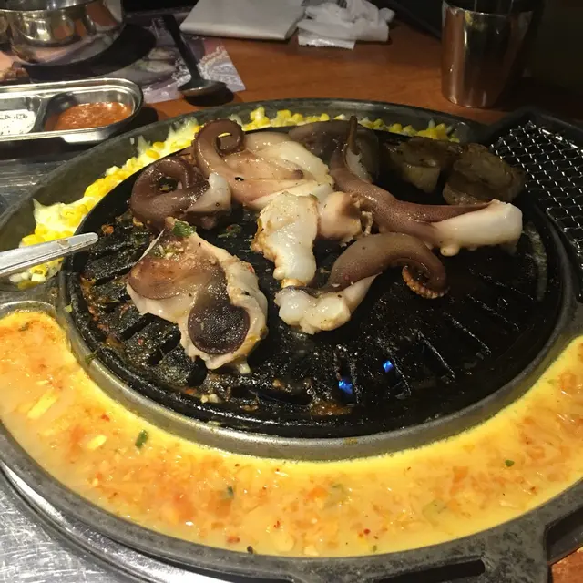 大家記得吃肉吃海鮮時,都要不忘吃爐邊燒喔~不然有點浪費,因芝士加粟米真心無得輸,我吃了添了兩次,而友人是個泡菜蛋控,吃了3 rounds😂😂