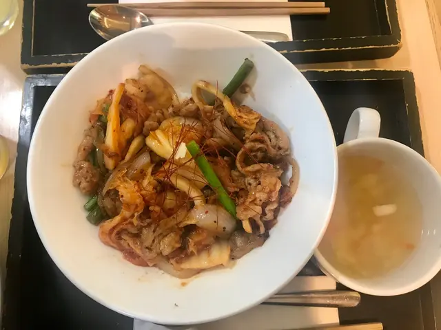 海鮮豬肉泡菜丼