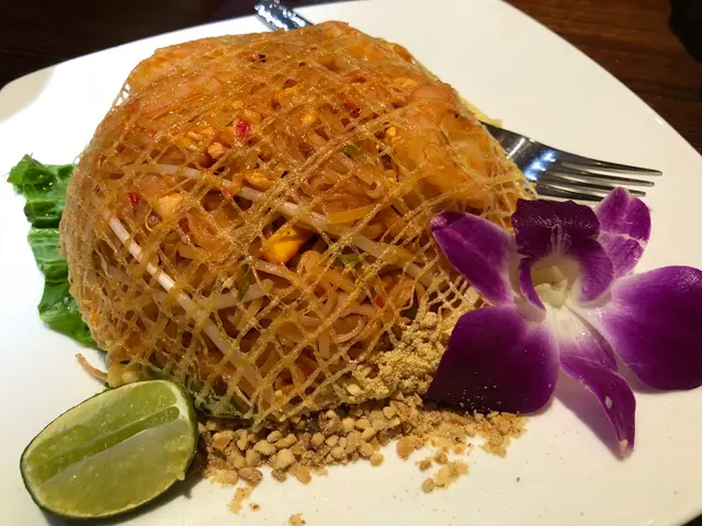 用蛋網包着整個金邊粉,賣相誘人~
金邊粉炒得乾身,
質感帶點彈牙,甜中帶酸,
加上多種配料如香菜和鮮蝦等一起炒,口感豐富!😋