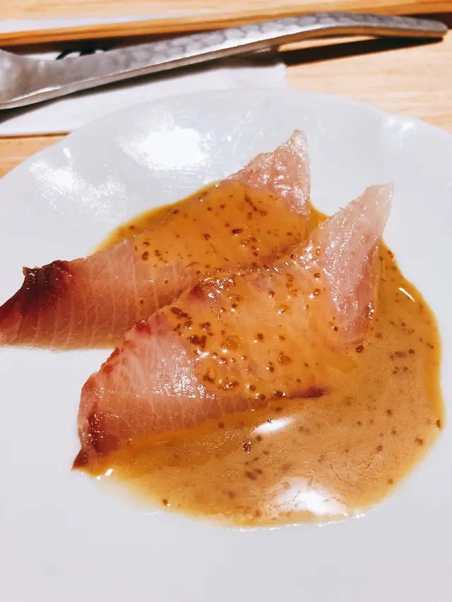 魚生片新鮮  配上芝麻醬  好開胃😁。記得留番一片做湯飯😉