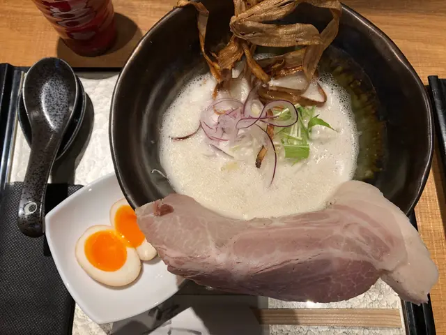 濃郁鮮甜雞湯底,配合軟硬適中彈牙拉麵,好味