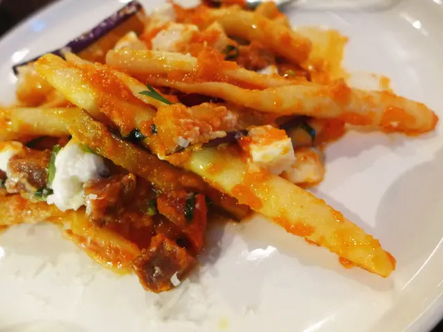 西班牙辣肉腸茄子伴乾車厘茄羅勒蕃茄汁扭捲粉伴水牛芝士